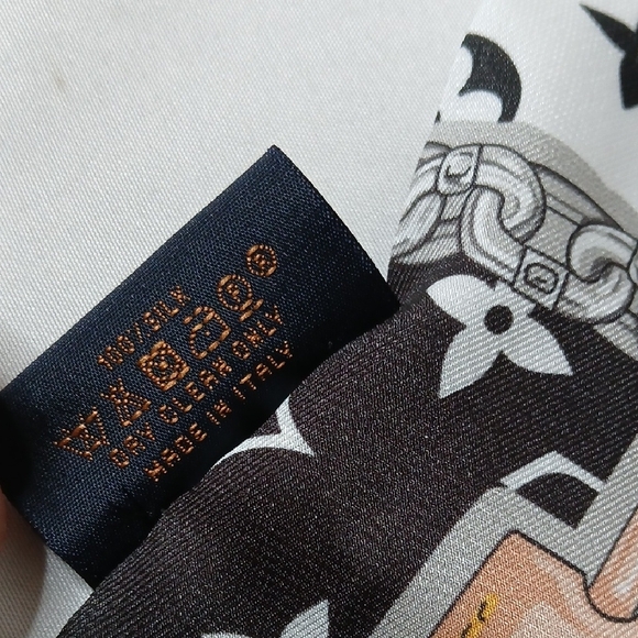 Louis Vuitton Black and White Monogram Scarf - Picture 2 of 4